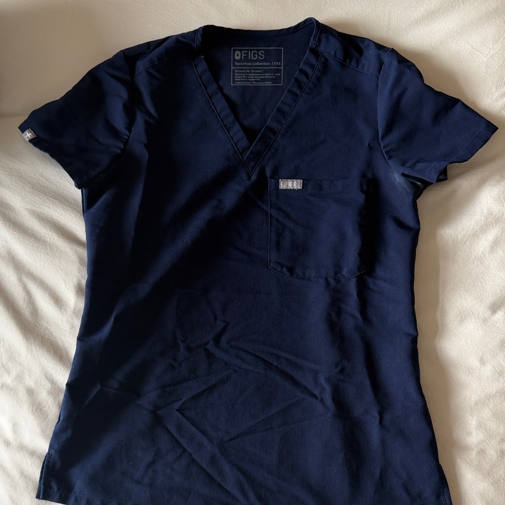 Figs navy Catarina scrub top one pocket